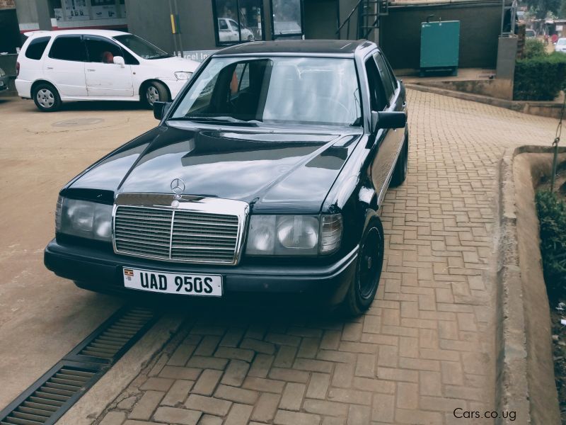 Mercedes-Benz 400E-124 in Uganda