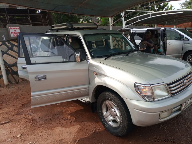 Toyota Land Cruiser Prado 2,7 TX in Uganda