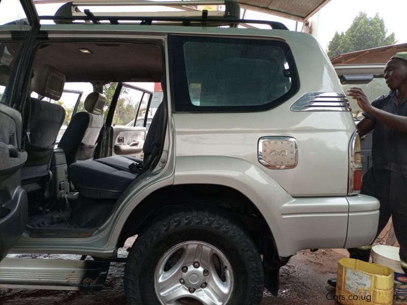 Toyota Land Cruiser Prado 2,7 TX in Uganda