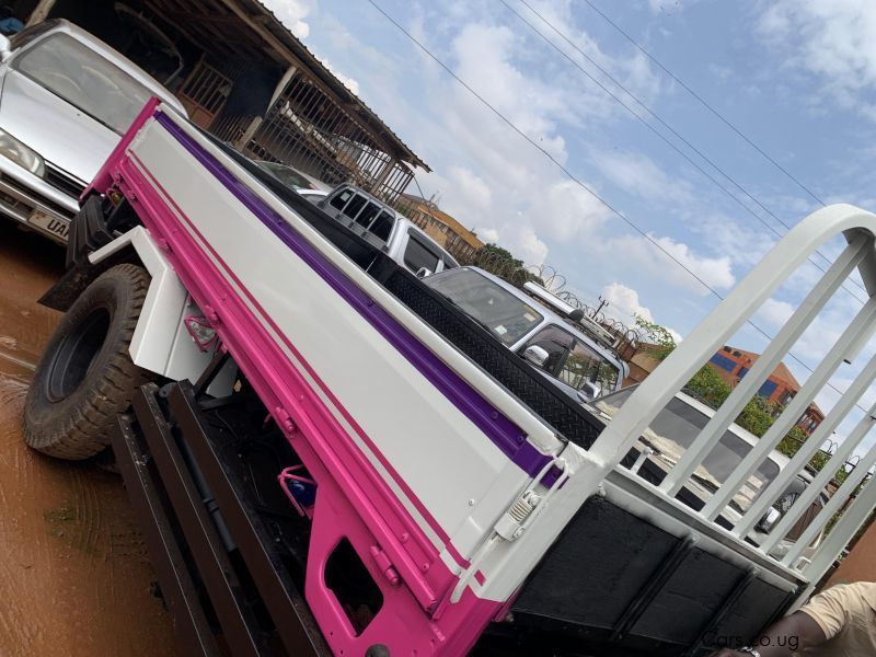 Isuzu isuzu elf in Uganda