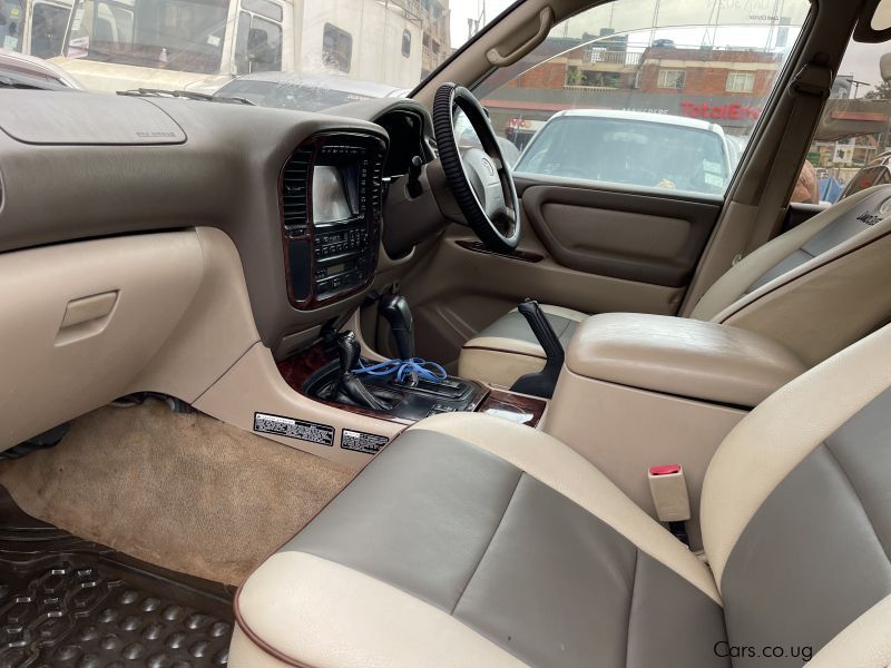 Toyota LANDCRUISER in Uganda