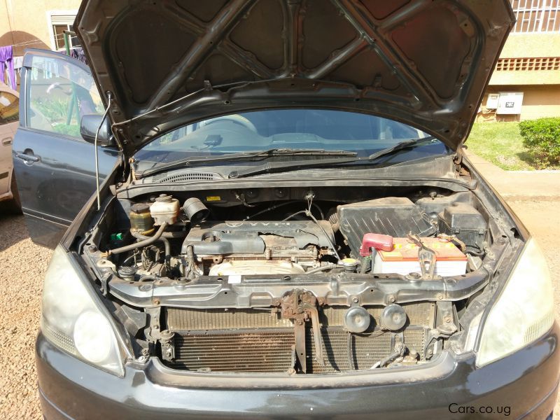 Toyota Ipsum (Picnic) in Uganda