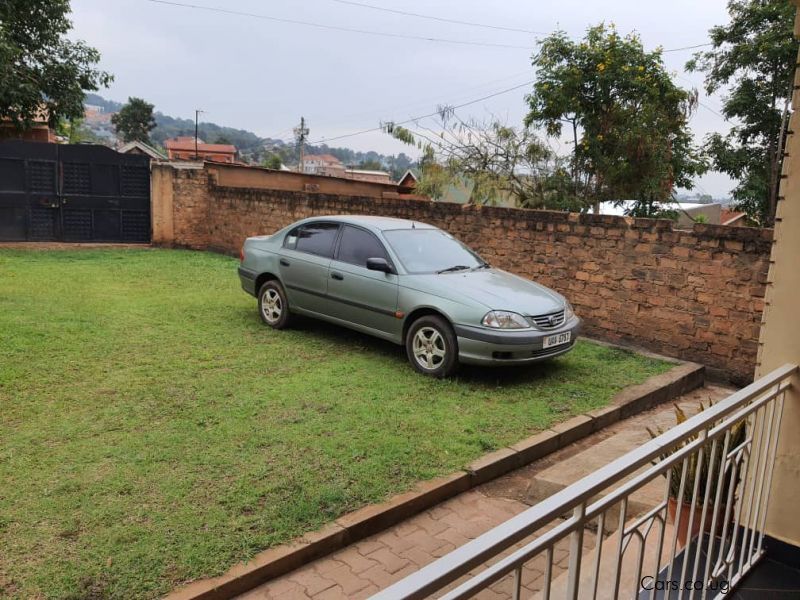 Toyota Avensis 1.6 vvti in Uganda