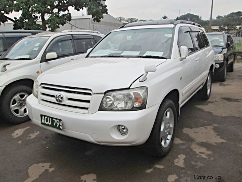 Toyota Kluger (L) in Uganda