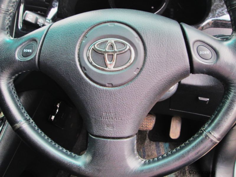 Toyota Kluger (L) in Uganda