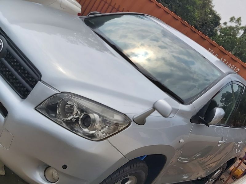 Toyota rav4  in Uganda