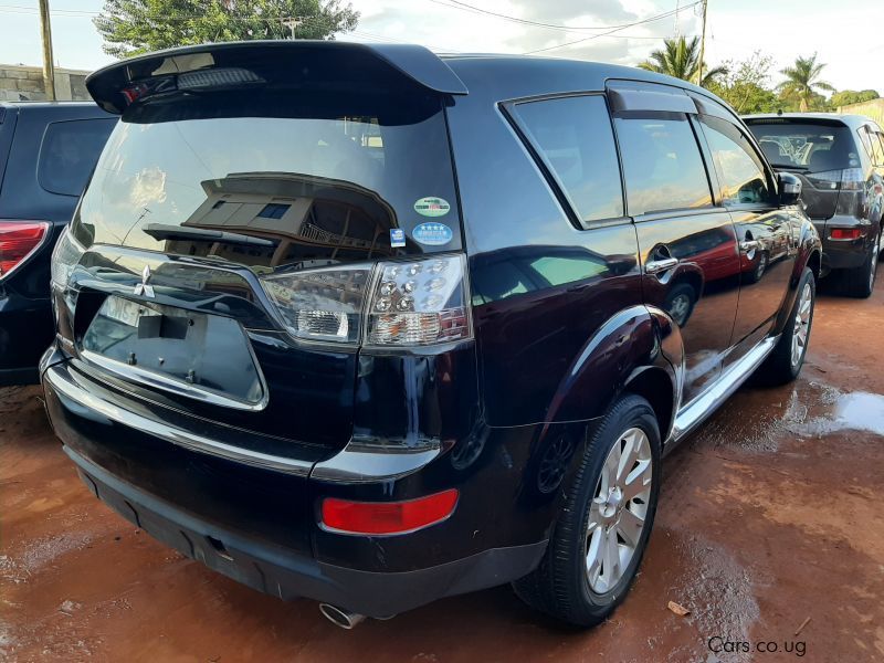 Mitsubishi Out Lander in Uganda