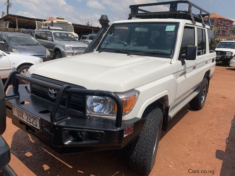 Toyota land cruiser hard top in Uganda