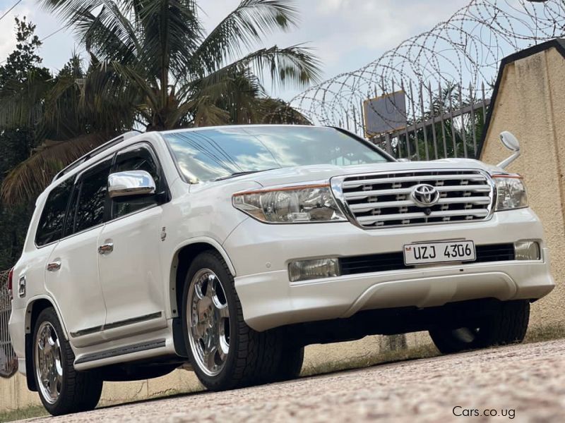 Toyota land cruiser v8 in Uganda