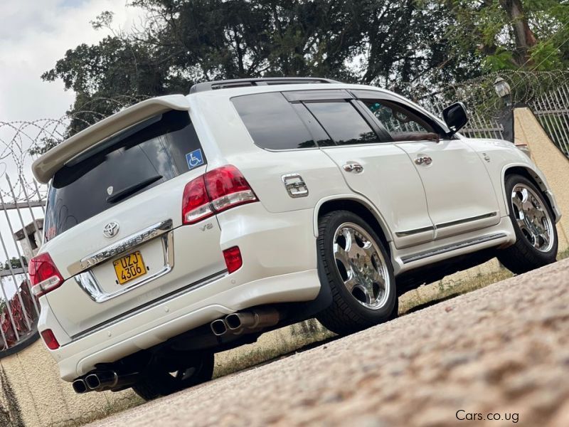 Toyota land cruiser v8 in Uganda