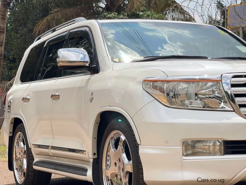 Toyota land cruiser v8 in Uganda