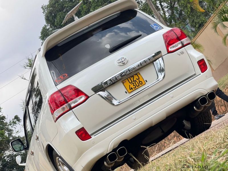 Toyota land cruiser v8 in Uganda