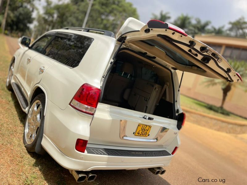 Toyota land cruiser v8 in Uganda