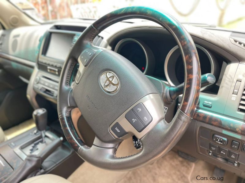 Toyota land cruiser v8 in Uganda