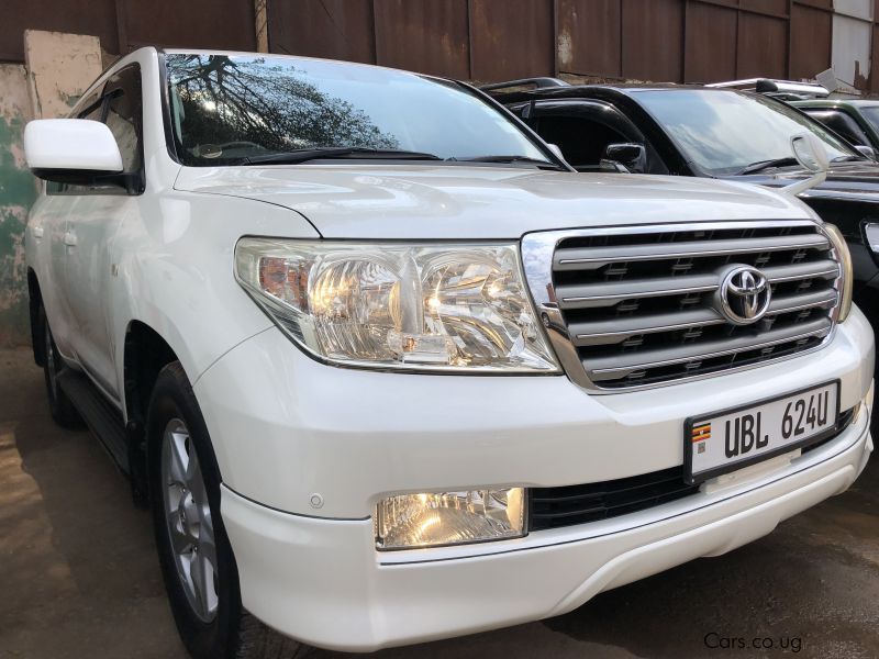 Toyota land cruiser v8 in Uganda