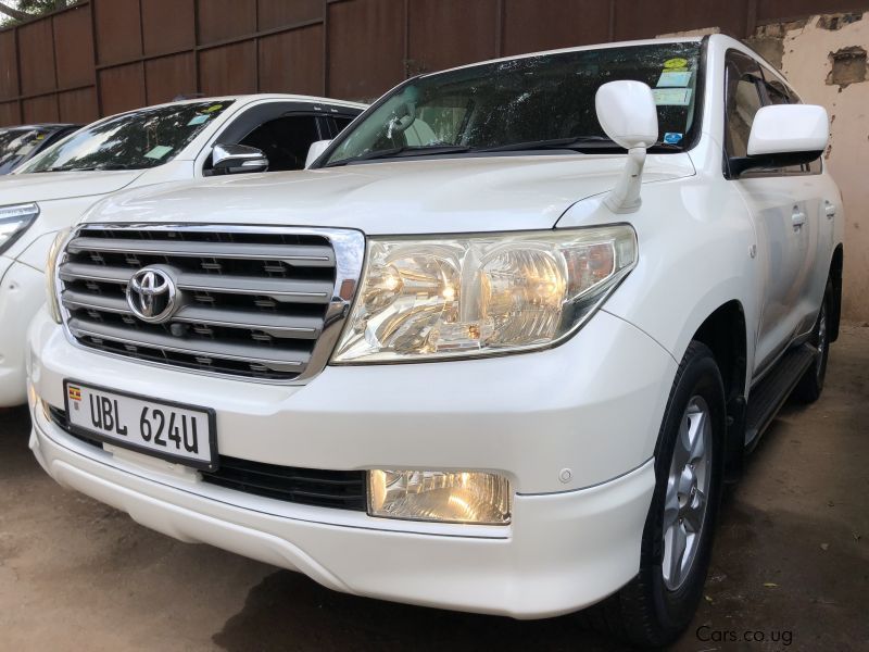 Toyota land cruiser v8 in Uganda