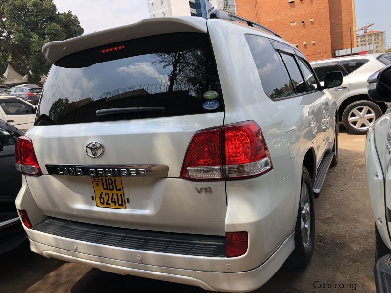 Toyota land cruiser v8 in Uganda