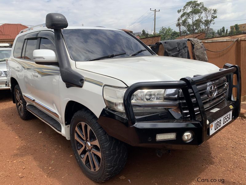 Toyota land cruiser v8 in Uganda