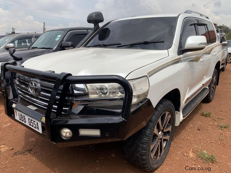 Toyota land cruiser v8 in Uganda