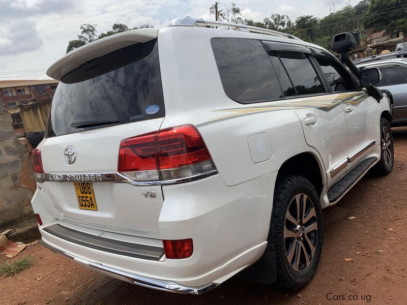 Toyota land cruiser v8 in Uganda