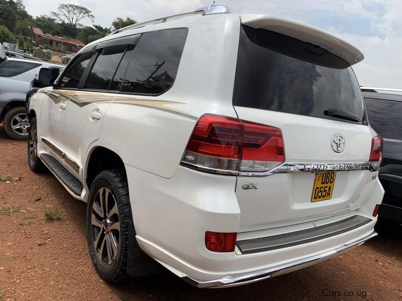 Toyota land cruiser v8 in Uganda