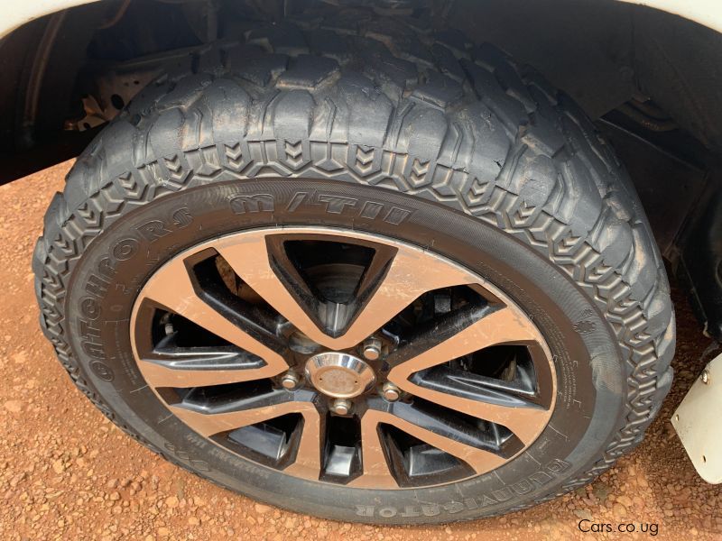 Toyota land cruiser v8 in Uganda