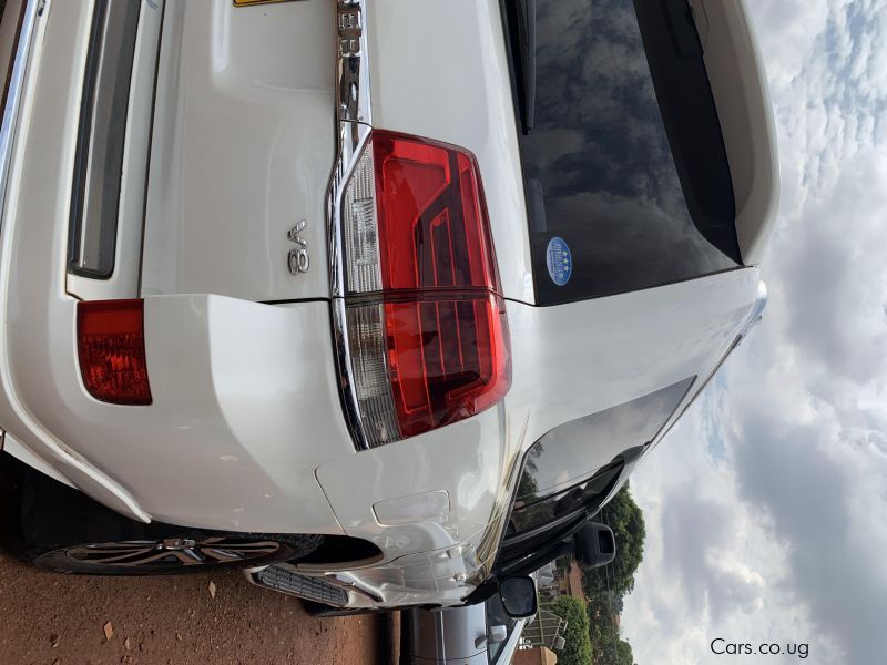 Toyota land cruiser v8 in Uganda