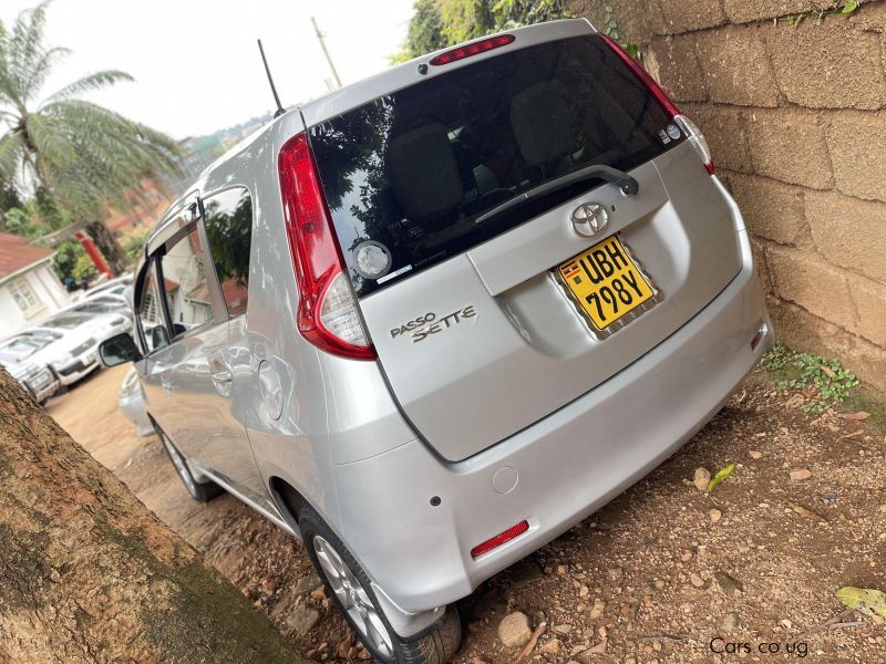 Toyota Passo sette in Uganda