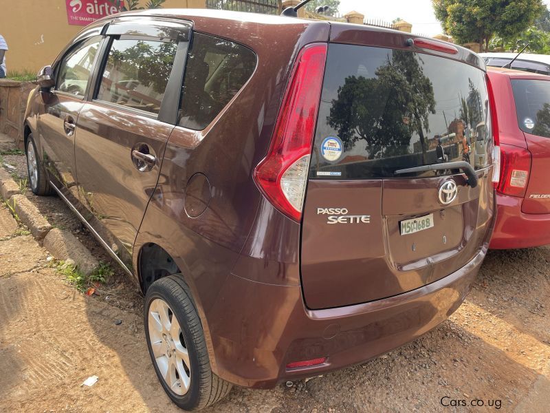 Toyota Passo sette in Uganda