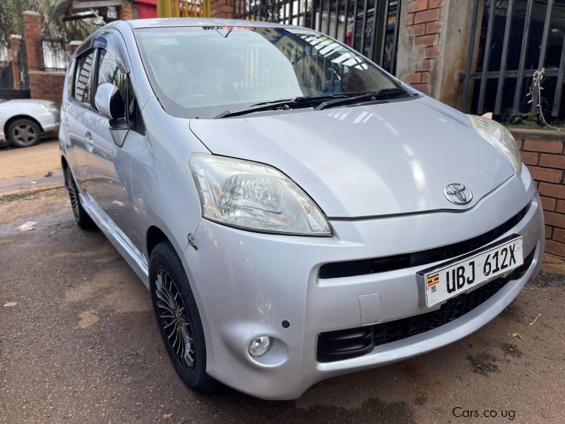 Toyota Passo sette in Uganda