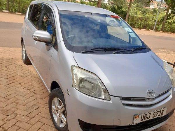 Toyota Passo sette in Uganda