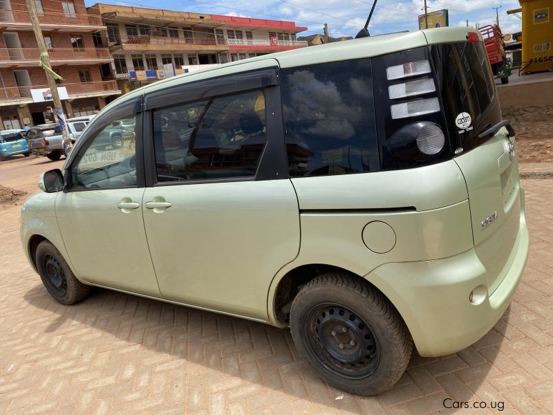 Toyota Sienta DBA-NCP81GG in Uganda