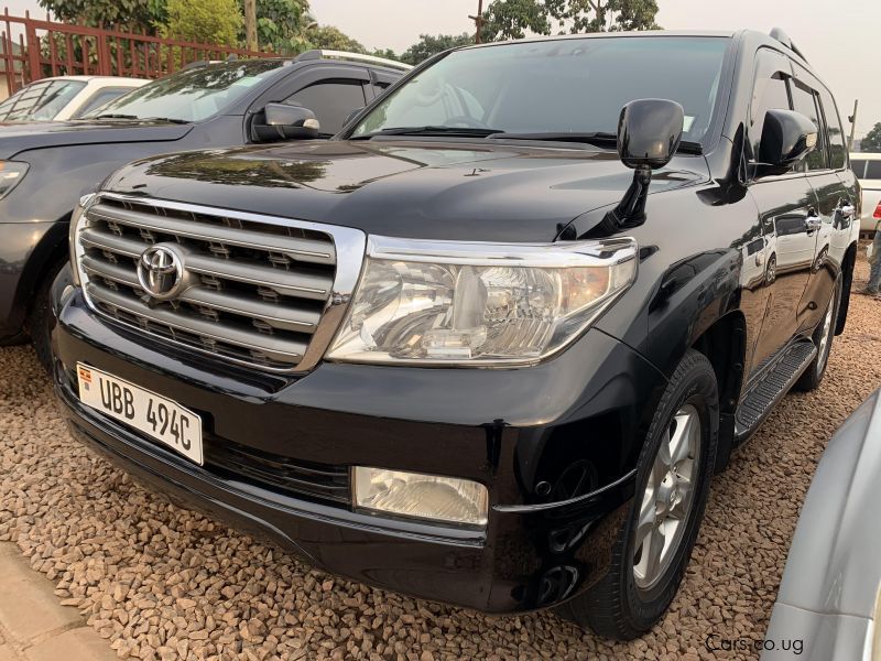 Toyota land cruiser v8 in Uganda