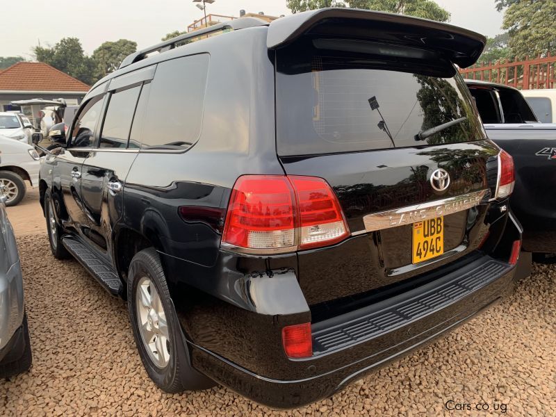 Toyota land cruiser v8 in Uganda