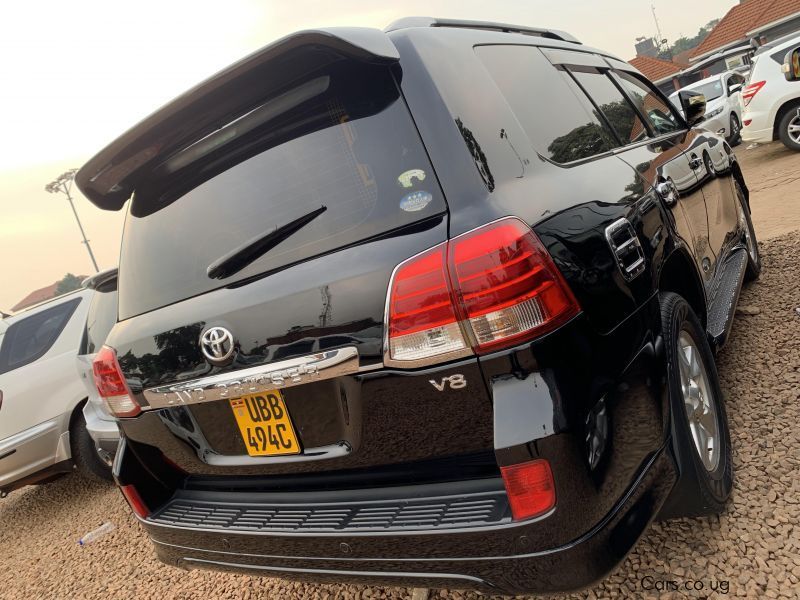 Toyota land cruiser v8 in Uganda