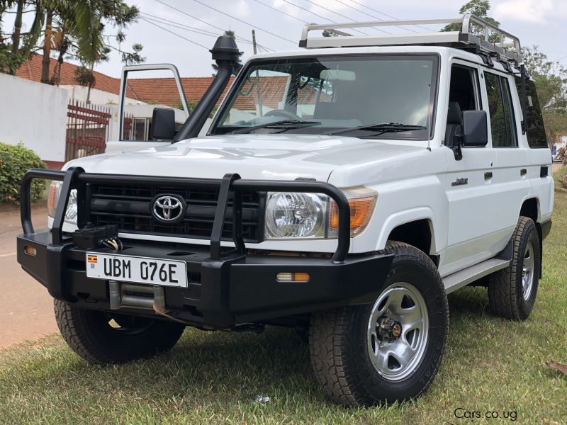 Toyota land cruiser hard top in Uganda