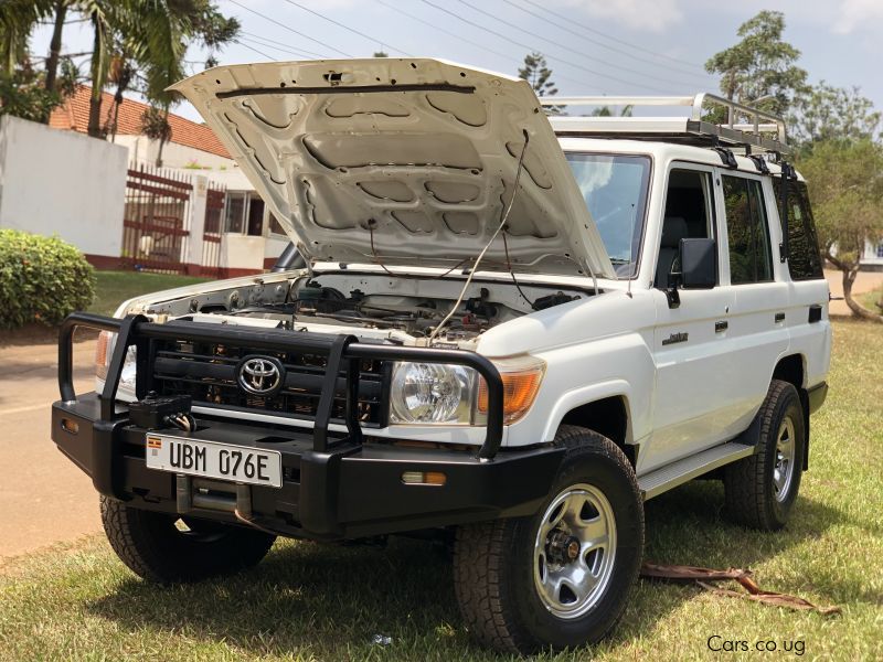 Toyota land cruiser hard top in Uganda