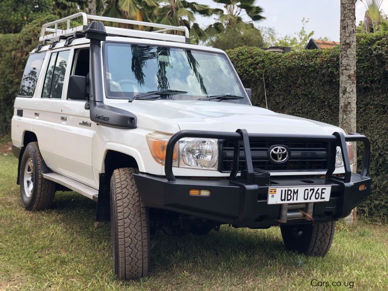 Toyota land cruiser hard top in Uganda