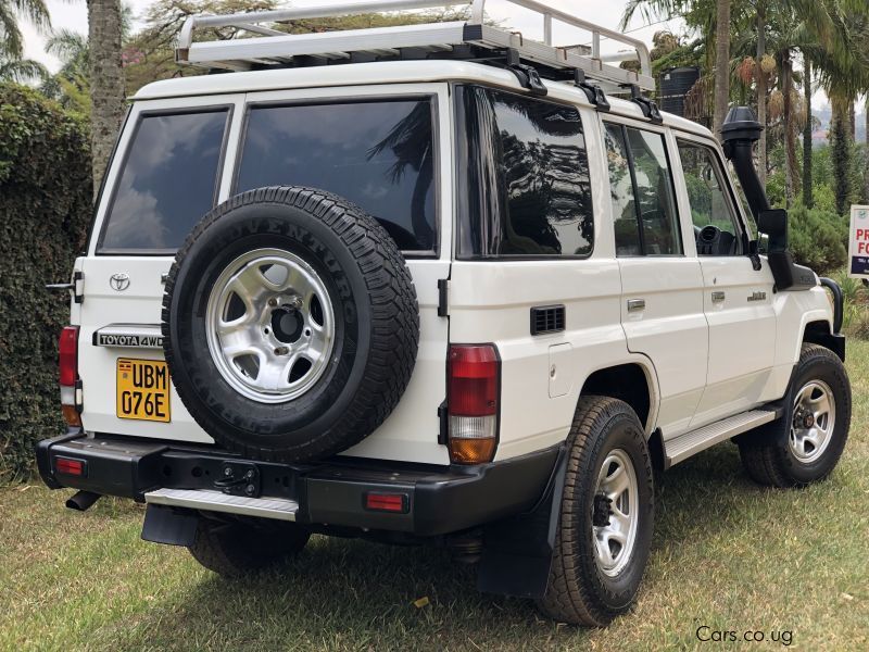 Toyota land cruiser hard top in Uganda