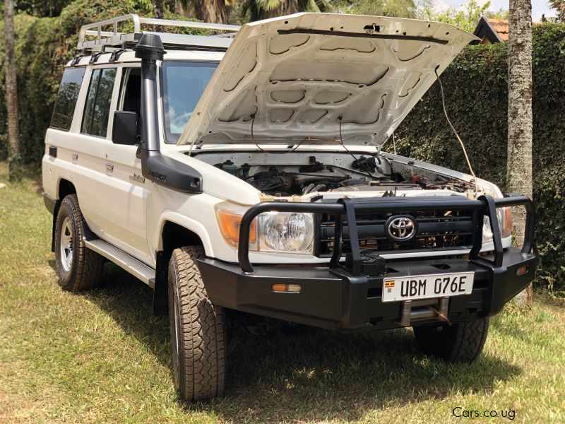 Toyota land cruiser hard top in Uganda