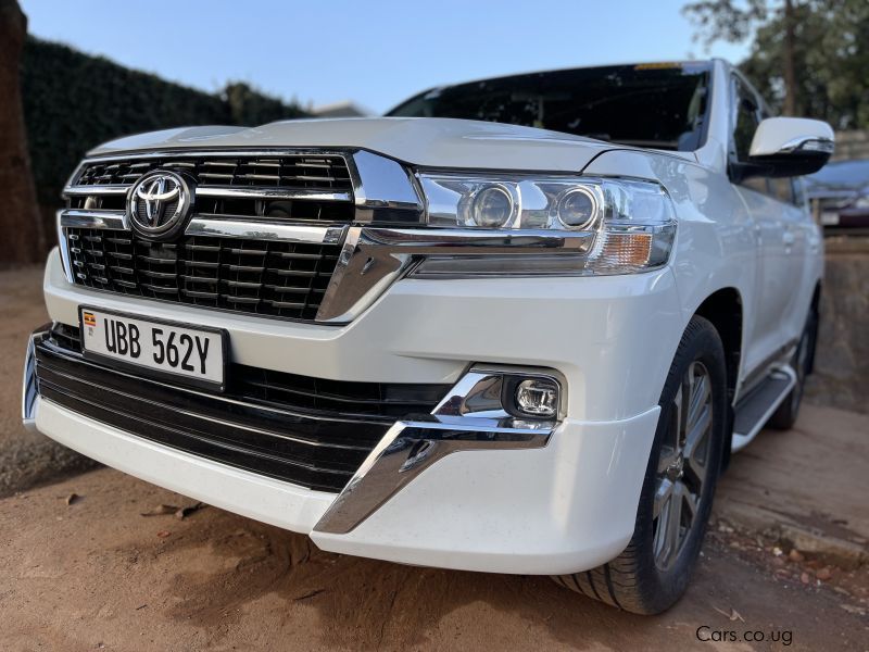 Toyota land cruiser v8 in Uganda