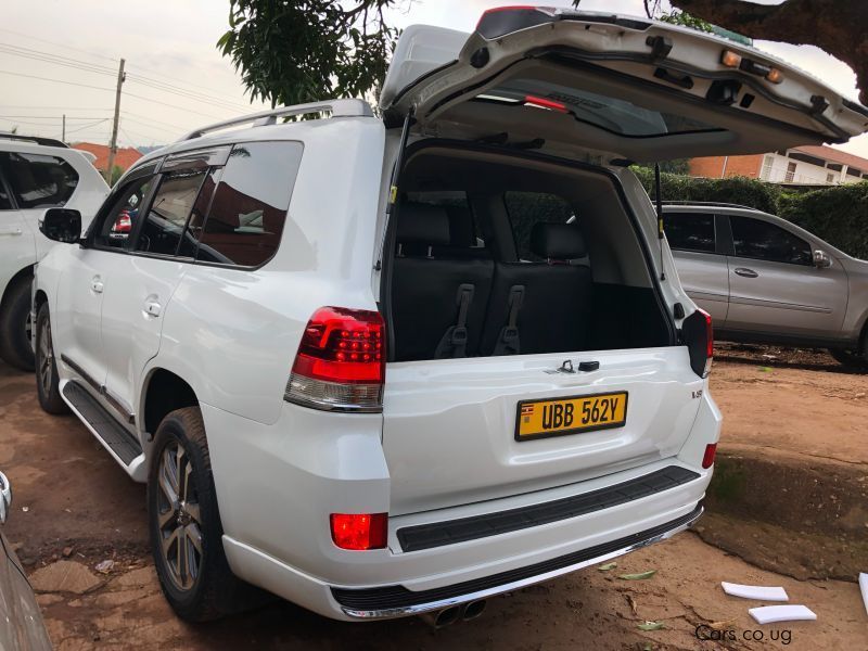 Toyota land cruiser v8 in Uganda