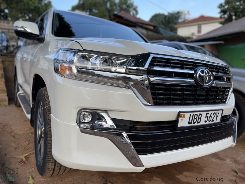 Toyota land cruiser v8 in Uganda