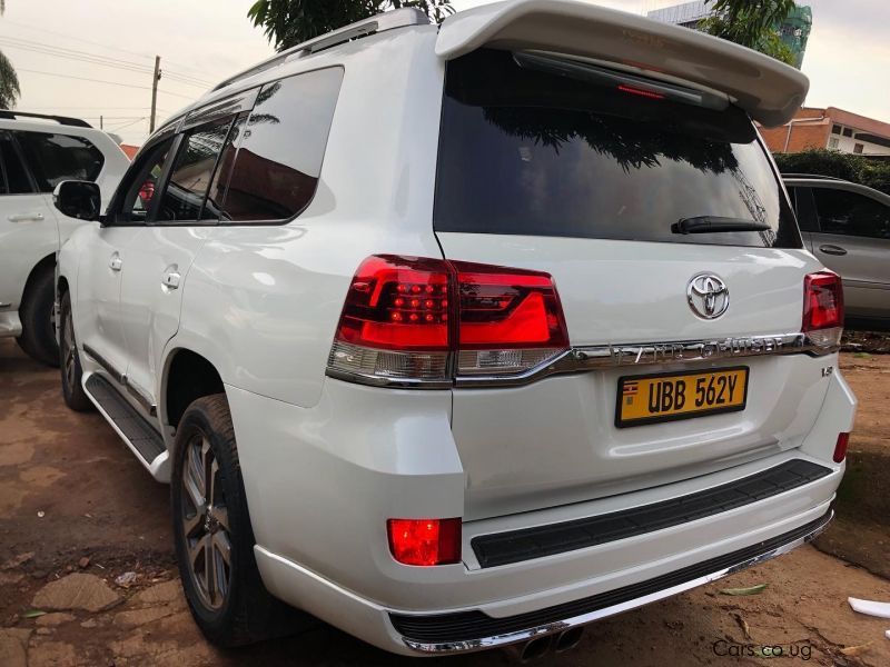 Toyota land cruiser v8 in Uganda