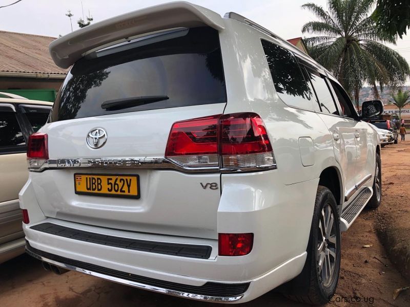 Toyota land cruiser v8 in Uganda