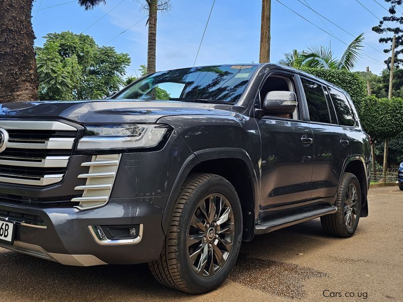 Toyota landcruiser v8 in Uganda