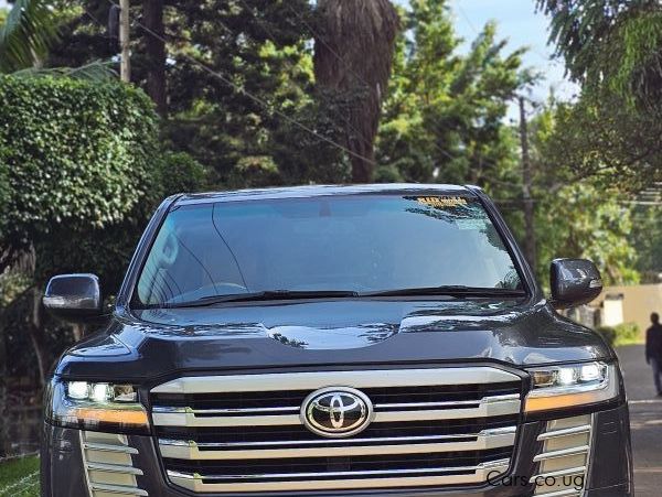 Toyota landcruiser v8 in Uganda