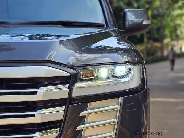 Toyota landcruiser v8 in Uganda