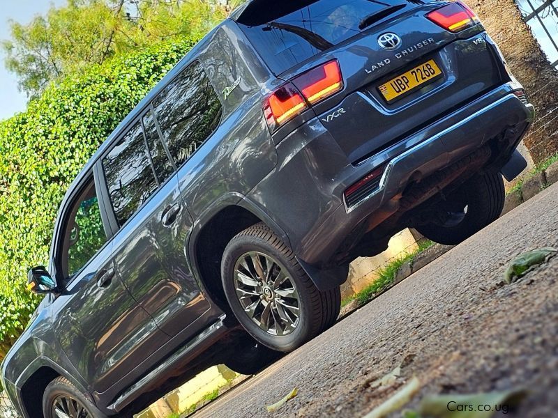 Toyota landcruiser v8 in Uganda