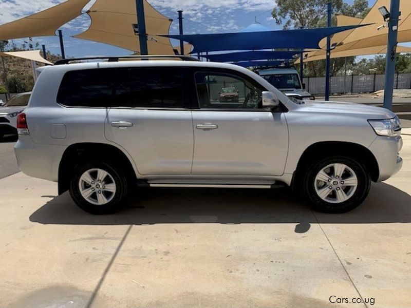 Toyota Land Cruiser GXL V8 in Uganda